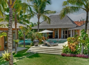 Villa Kudus - garden to pool